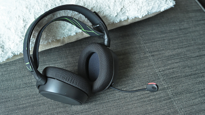 The Arctis 9X have the same general design as the previous SteelSeries headsets, but with a splash of green, because that’s the Xbox color.